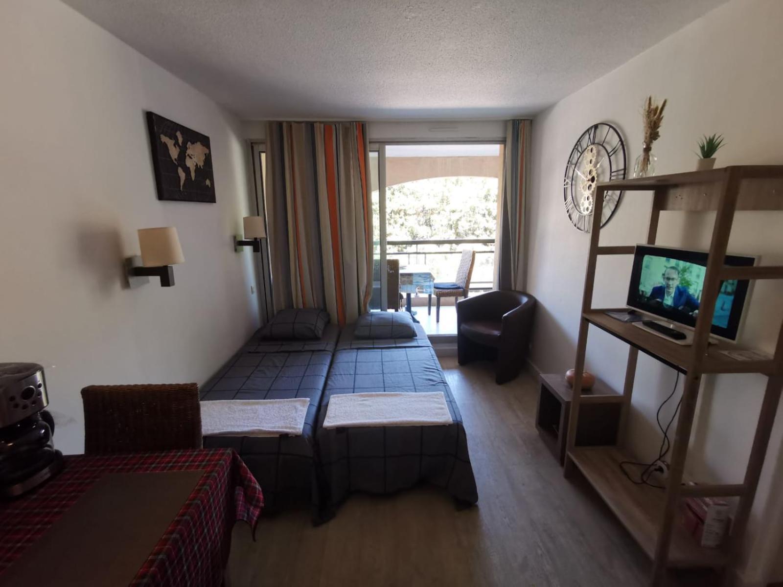 A&h Homes - - Near Train Station Appartement